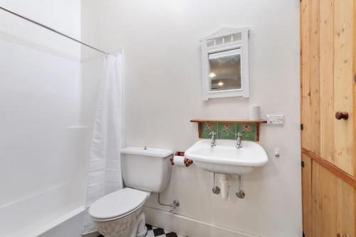 Bostane Cottage West Hobart bathroom
