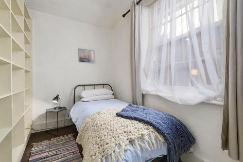 Bostane Cottage West Hobart bedroom