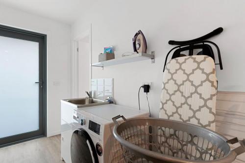 Brand New 3brm Townhouse laundry