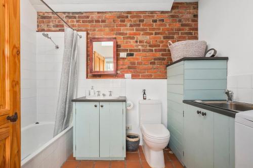 Irresistible, renovated 1840 inner-city cottage bath