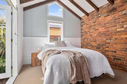 Irresistible, renovated 1840 inner-city cottage bed