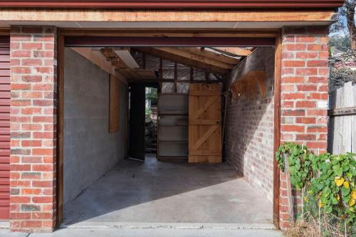 Irresistible, renovated 1840 inner-city cottage garage