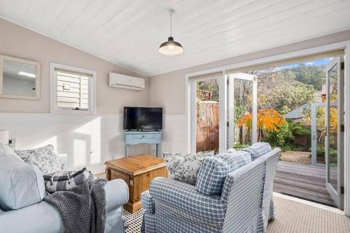 Irresistible, renovated 1840 inner-city cottage lounge