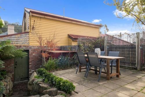 Irresistible, renovated 1840 inner-city cottage patio