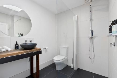 Outstanding quality renovation, inner city home bath