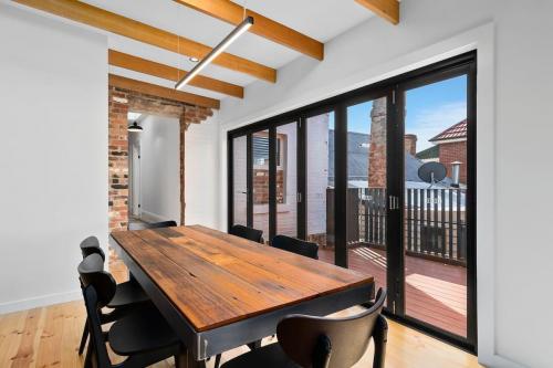 Outstanding quality renovation, inner city home dining