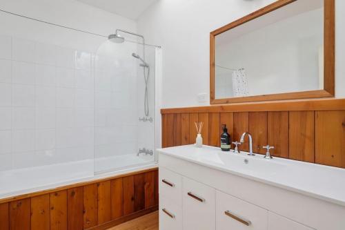 Renovated, character, family friendly cottage bath