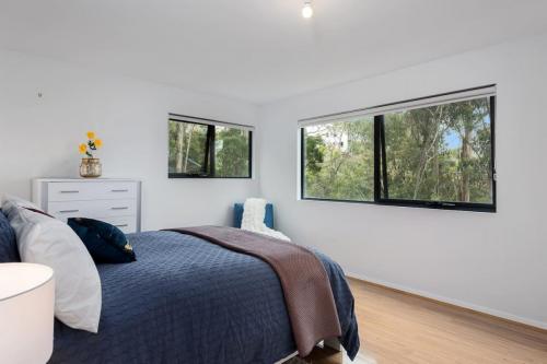 Treetops apartment with views bed